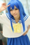 aka_(morimori) blouse blue_hair cosplay izumi_konata lucky_star sailor_uniform school_uniform skirt rating:Safe score:0 user:msgundam2