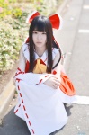 cosplay croptop detached_sleeves hairbow hakurei_reimu kotori_hinako miko miniskirt skirt touhou rating:Safe score:1 user:nil!