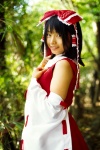 blouse cosplay detached_sleeves hairbow hakurei_reimu matsunaga_ayaka miko skirt touhou rating:Safe score:0 user:nil!