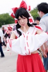 blouse cosplay detached_sleeves hairbow hakurei_reimu makiron miko skirt touhou rating:Safe score:0 user:pixymisa