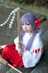 cosplay hair_ribbons hiiragi_kagami kanda_midori lucky_star miko purple_hair twintails rating:Safe score:1 user:xkaras