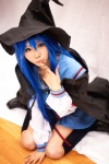 blue_hair cape cosplay himemiya_mahore izumi_konata kneesocks lucky_star pleated_skirt sailor_uniform school_uniform skirt witch_hat rating:Safe score:1 user:nil!