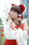 blouse cosplay detached_sleeves hairbow hakurei_reimu kishigami_hana miko pleated_skirt skirt touhou rating:Safe score:0 user:nil!