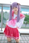 cosplay hairbows hiiragi_kagami kneesocks lucky_star merino_moko pleated_skirt purple_hair sailor_uniform school_uniform skirt twintails rating:Safe score:1 user:nil!