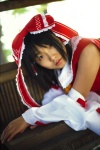 blouse cosplay detached_sleeves hairbow hakurei_reimu matsunaga_ayaka miko touhou rating:Safe score:0 user:nil!