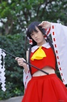 blouse cosplay detached_sleeves hairbow hakurei_reimu miko popuri skirt touhou rating:Safe score:1 user:nil!