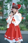 blouse cosplay detached_sleeves hairbow hakurei_reimu kishigami_hana miko skirt touhou rating:Safe score:0 user:nil!