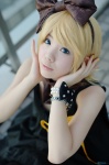 blonde_hair cosplay dress hairbow kagamine_rin kousaka_yun romeo_to_juliet_(vocaloid) scarf vocaloid rating:Safe score:0 user:nil!