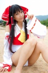 beach cosplay detached_sleeves hairbow hakurei_reimu lenfried one-piece_swimsuit swimsuit touhou rating:Safe score:0 user:nil!