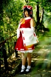 blouse cosplay detached_sleeves hairbow hakurei_reimu matsunaga_ayaka miko skirt socks touhou rating:Safe score:0 user:nil!