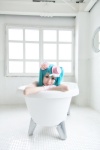 aqua_hair bathroom bathtub cinnamon_roll_(vocaloid) cosplay gloves hatsune_miku top_hat twintails urara_juri vocaloid rating:Safe score:0 user:nil!