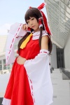 blouse cosplay detached_sleeves hairbow hakurei_reimu miko skirt tamayura touhou twintails rating:Safe score:3 user:pixymisa