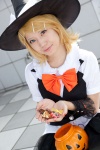blonde_hair blouse bow cosplay kagamine_rin kurage_zakuro skirt trick_and_treat_(vocaloid) vest vocaloid witch_hat rating:Safe score:0 user:pixymisa