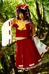 blouse cosplay detached_sleeves hairbow hakurei_reimu matsunaga_ayaka miko skirt touhou rating:Safe score:0 user:nil!