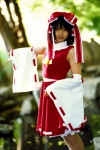 blouse cosplay detached_sleeves hairbow hakurei_reimu matsunaga_ayaka miko skirt touhou rating:Safe score:0 user:nil!