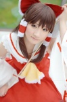 blouse cosplay detached_sleeves hairbow hakurei_reimu kishigami_hana miko pleated_skirt skirt touhou rating:Safe score:0 user:nil!
