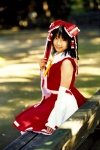 blouse cosplay detached_sleeves hairbow hakurei_reimu matsunaga_ayaka miko skirt touhou rating:Safe score:0 user:nil!