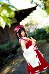 blouse cosplay detached_sleeves hairbow hakurei_reimu matsunaga_ayaka miko skirt touhou rating:Safe score:0 user:nil!