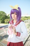cosplay hairbow hiiragi_tsukasa lucky_star purple_hair rindou_sana sailor_uniform school_uniform rating:Safe score:1 user:nil!