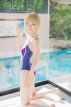 ahoge barefoot blonde_hair cosplay fate/series fate/stay_night king~earth~ mike one-piece_swimsuit ponytail pool saber swimsuit rating:Safe score:2 user:nil!