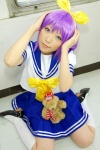 cosplay hairbow hiiragi_tsukasa ien_yui kneesocks lucky_star miniskirt pleated_skirt purple_hair sailor_uniform school_uniform skirt stuffed_animal teddy_bear rating:Safe score:0 user:nil!