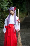 cosplay hiiragi_kagami kanda_midori lucky_star miko purple_hair rating:Safe score:0 user:xkaras