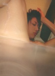 aizawa_hitomi bathroom bathtub bikini_top swimsuit wet yuruyuru rating:Safe score:0 user:nil!