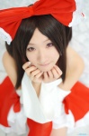 cosplay detached_sleeves dress hairbow hakurei_reimu kishigami_hana miko thighhighs touhou rating:Safe score:0 user:nil!