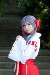 cosplay hiiragi_kagami kanda_midori lucky_star miko purple_hair rating:Safe score:2 user:xkaras