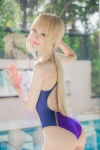 ahoge ass blonde_hair cosplay fate/series fate/stay_night king~earth~ mike one-piece_swimsuit ponytail pool saber swimsuit rating:Safe score:8 user:nil!