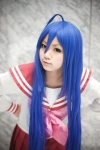 ahoge aka_(morimori) blue_hair cosplay izumi_konata lucky_star pleated_skirt sailor_uniform school_uniform skirt rating:Safe score:2 user:nil!