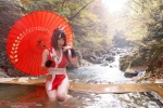 cosplay fan gauntlets hairbow kimono king_of_fighters kunoichi saku shiranui_mai umbrella wet rating:Safe score:1 user:nil!