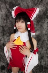 cosplay detached_sleeves hairbow hakurei_reimu kneepads lenfried miko one-piece_swimsuit swimsuit thighhighs touhou rating:Safe score:0 user:nil!