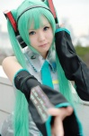 aqua_hair cosplay default_costume detached_sleeves hatsune_miku headset kotori pleated_skirt skirt tie twintails vocaloid rating:Safe score:1 user:nil!