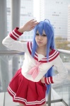 ahoge blue_hair cosplay izumi_konata lucky_star pleated_skirt sailor_uniform school_uniform skirt uriu rating:Safe score:0 user:nil!