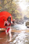 cleavage cosplay fan gauntlets hairbow kimono king_of_fighters kunoichi saku shiranui_mai umbrella wet rating:Safe score:0 user:nil!