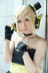 blonde_hair choker cosplay dress fingerless_gloves gloves hair_clips headset kagamine_rin magnet_(vocaloid) natsuo top_hat vocaloid rating:Safe score:0 user:nil!
