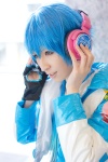 blue_hair cosplay crossplay dramatical_murder fingerless_gloves gloves headphones ishiori_arie jacket seragaki_aoba tshirt yellow_eyes rating:Safe score:0 user:pixymisa