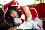 blouse cosplay detached_sleeves hairbow hakurei_reimu matsunaga_ayaka miko skirt touhou rating:Safe score:0 user:nil!