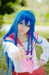 ahoge aka_(morimori) blue_hair cosplay izumi_konata lucky_star pleated_skirt sailor_uniform school_uniform skirt rating:Safe score:0 user:nil!