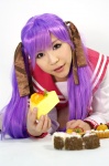 cake cosplay hair_ribbons hiiragi_kagami lucky_star pinku_morimura purple_hair sailor_uniform school_uniform twintails rating:Safe score:0 user:nil!