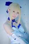 blonde_hair blue_eyes cosplay dress elbow_gloves fate/series fate/stay_night gloves hairbow rinami saber rating:Safe score:2 user:pixymisa