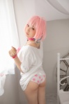 ahoge ass bed bikini collar cosplay go-toubun_no_hanayome hoshino_mami multi-colored_hair nakano_itsuki swimsuit tshirt rating:Safe score:1 user:nil!