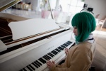blouse bowtie cardigan cosplay green_hair instrument macross macross_frontier mai piano ranka_lee rating:Safe score:1 user:pixymisa