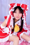 cosplay hairbow hakurei_reimu hanausagi_manyu jumper miko socks touhou rating:Safe score:0 user:LittleSweetLoli