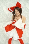 cosplay detached_sleeves dress hairbow hakurei_reimu kishigami_hana miko thighhighs touhou rating:Safe score:1 user:nil!