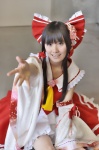 cosplay croptop detached_sleeves hairbow hakurei_reimu miko miniskirt popuri skirt touhou rating:Safe score:2 user:nil!