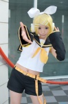 aka blonde_hair cosplay default_costume detached_sleeves hairbows hair_clips headset kagamine_rin sailor_uniform school_uniform shorts vocaloid rating:Safe score:0 user:nil!