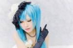 aqua_eyes aqua_hair cosplay dress elbow_gloves flower gloves hat hatsune_miku necklace rau_(cosplayer) twintails vocaloid rating:Safe score:0 user:pixymisa