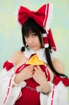 cosplay detached_sleeves hairbow hakurei_reimu handcuffs lenfried miko one-piece_swimsuit swimsuit touhou rating:Safe score:0 user:nil!